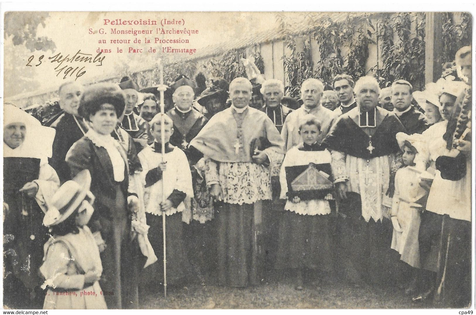 36   PELLEVOISIN   S. G  MONSEIGNEUR  L' ARCHEVEQUE AU RETOUR DE LA PROCESSION DANS LE PARC DE L' ERMITAGE - Autres & Non Classés