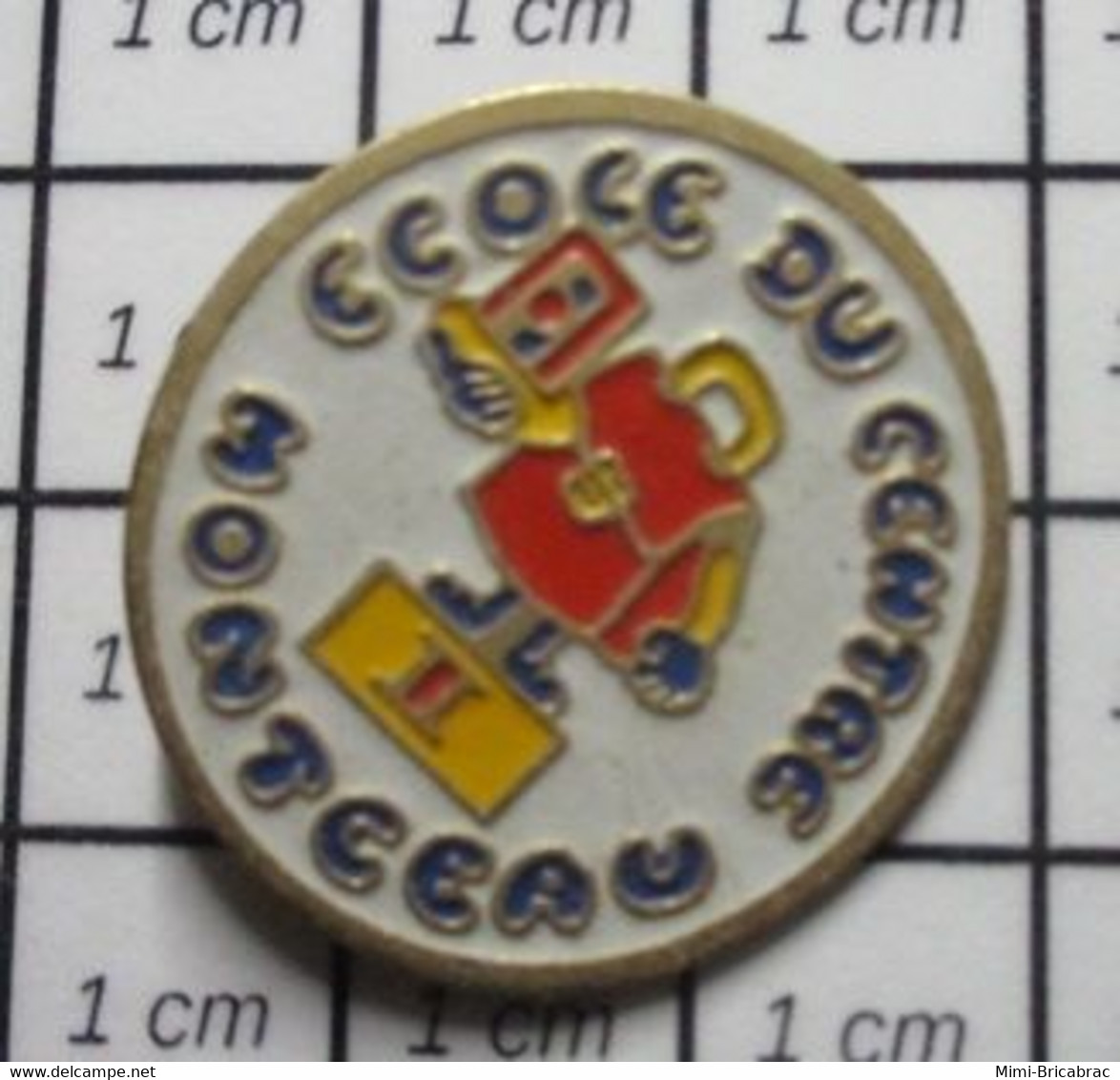 510e Pin's Pins / Beau Et Rare / ADMINISTRATIONS / CARTABLE ECOLE DE MONTCEAU Sisson ? - Administrations