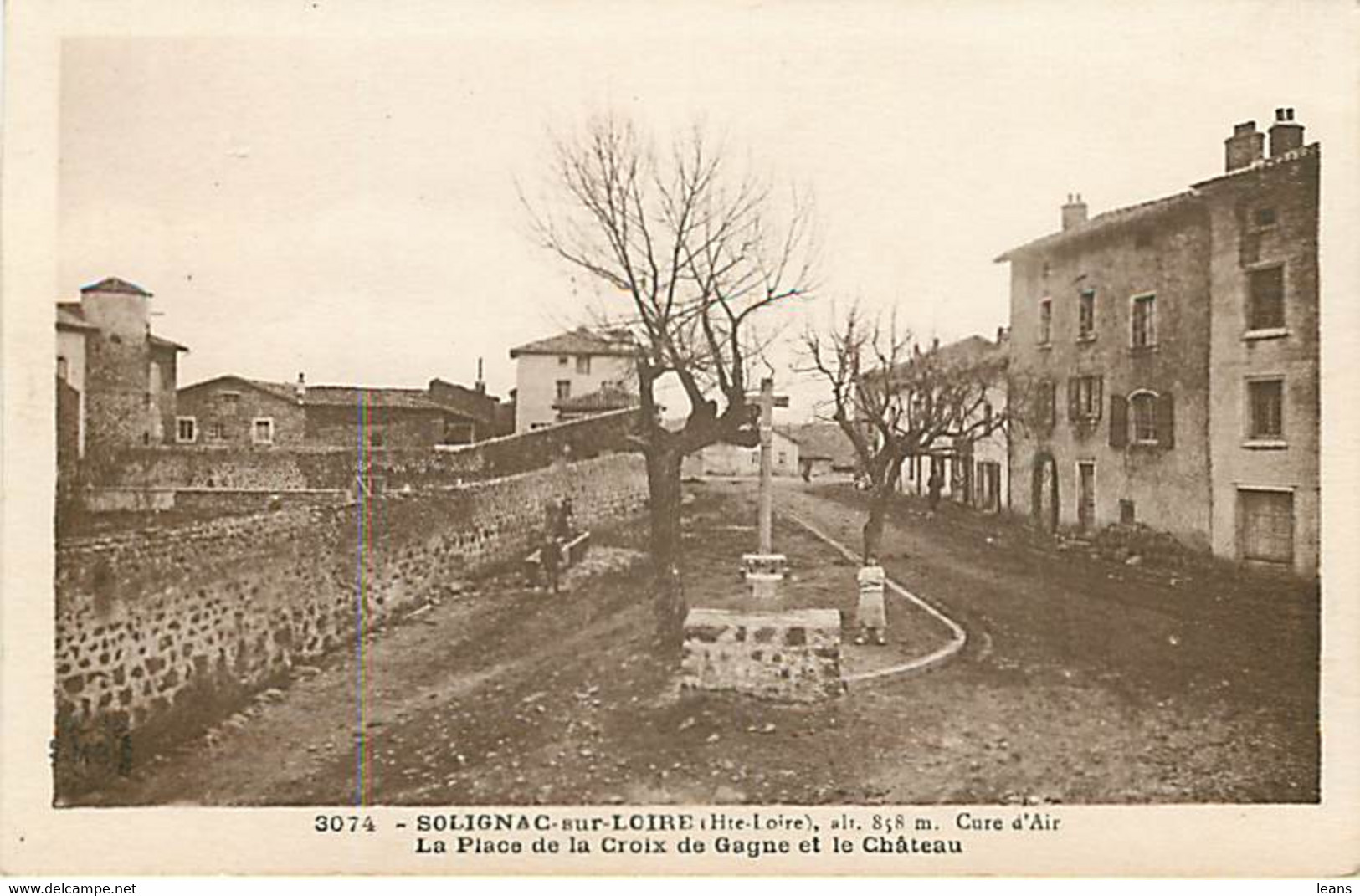 SOLIGNAC SUR LOIRE - La Place De La Croix De Gagne Et Le Château 3074 - Solignac Sur Loire