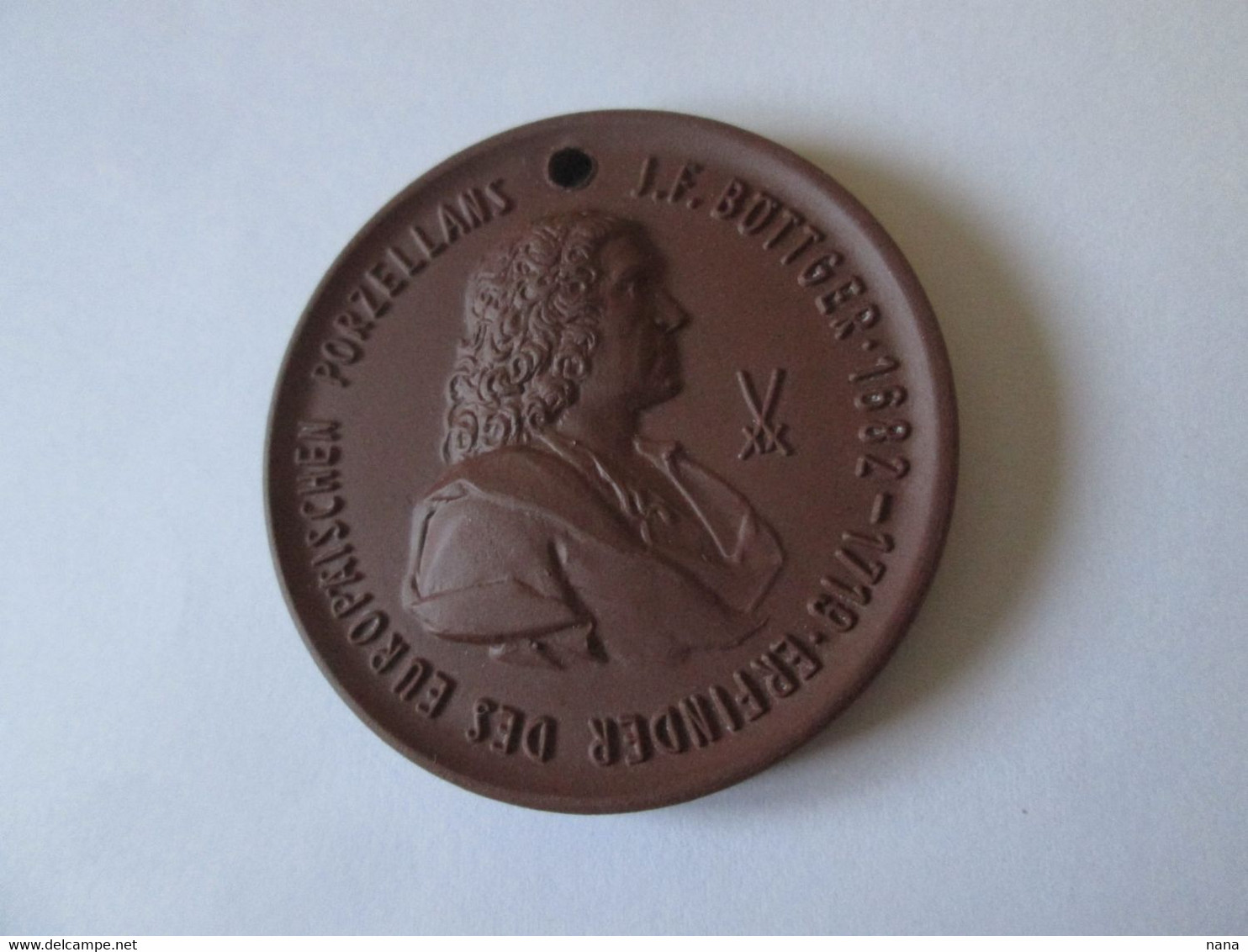 GDR/DDR Porcelain Communist Medal Dresden-Meissen Honor Of DDR 1982,diameter=42 Mm - RDA