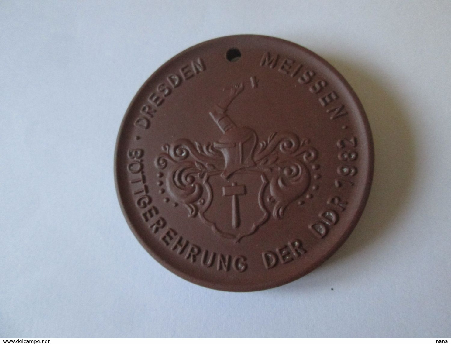 GDR/DDR Porcelain Communist Medal Dresden-Meissen Honor Of DDR 1982,diameter=42 Mm - RDA