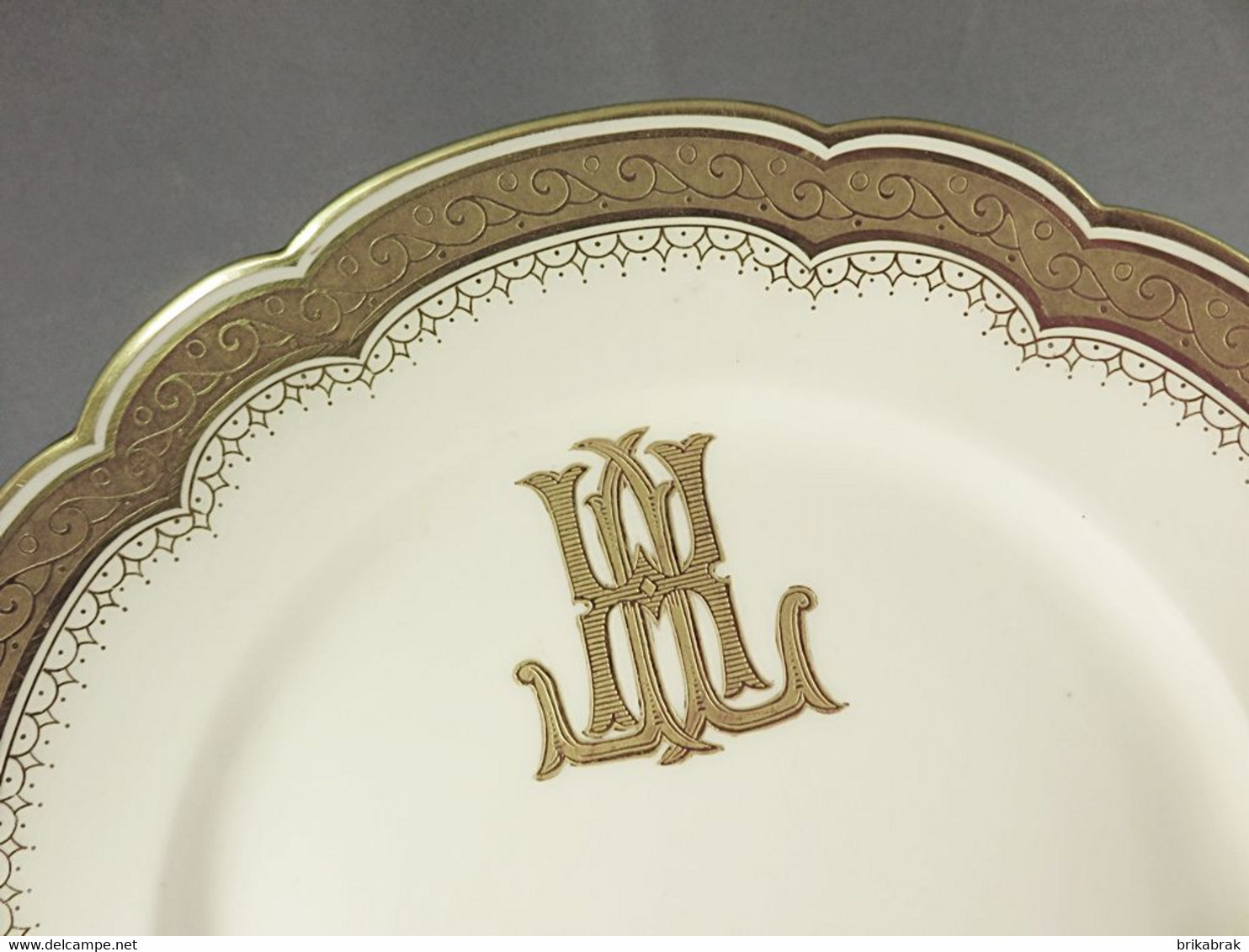 * ASSIETTE EN PORCELAINE DE LIMOGES W.GUERIN MONOGGRAMME + Assiette - Limoges (FRA)