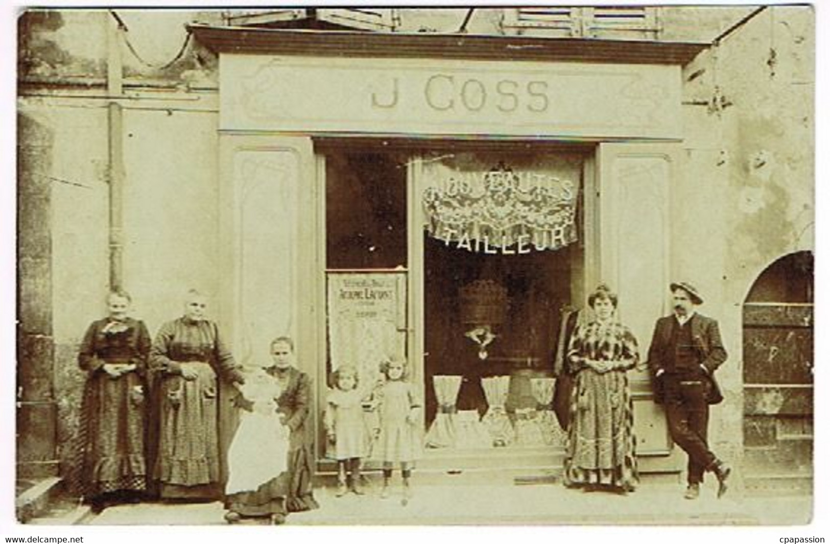 FRANCE  CARTE PHOTO- Devanture Magasin Nouveautés Tailleur  J.COSS Avec Famille-  à Identifier - Scans Recto Verso - A Identifier