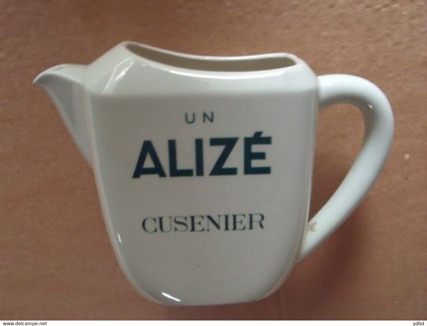 UN PICHET EN CERAMIQUE - UN ALIZE - CUSENIER - Alcools