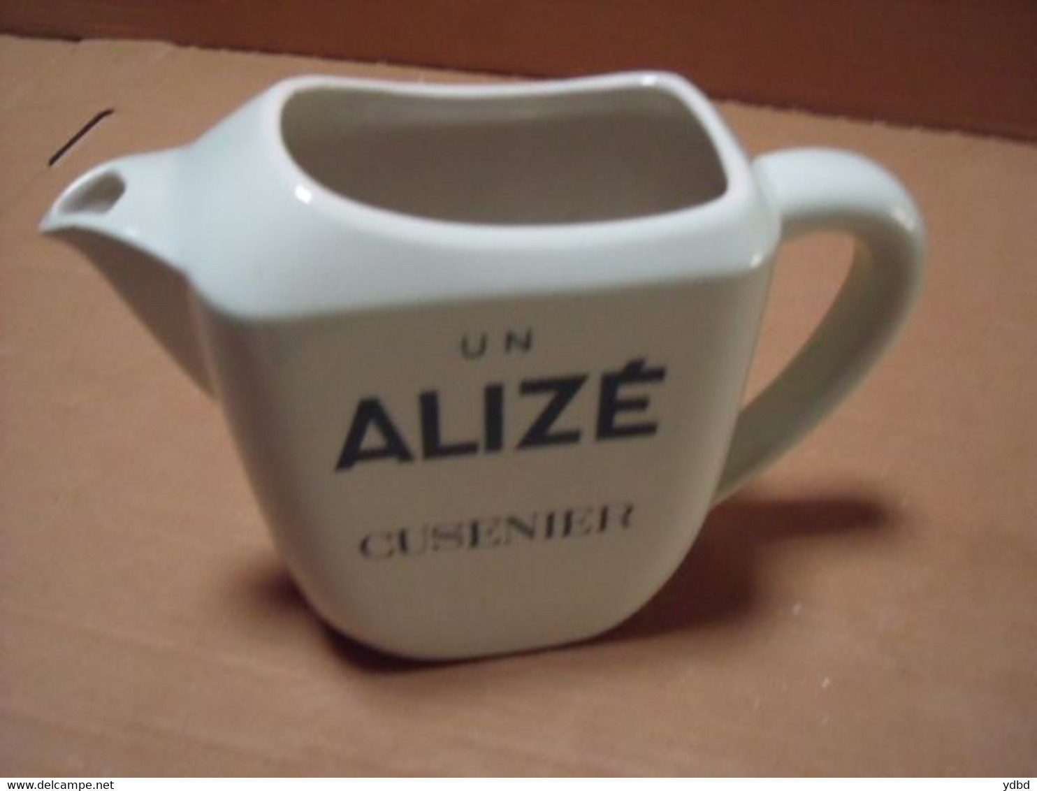 UN PICHET EN CERAMIQUE - UN ALIZE - CUSENIER - Alcools