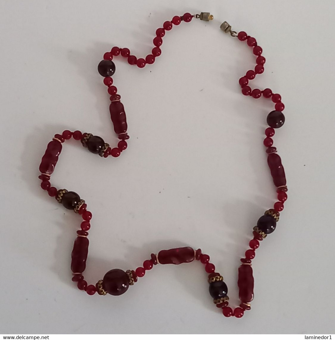 Collier Ancien En Pâte De Verre Rouge Et Rondelles De Laiton - Kettingen