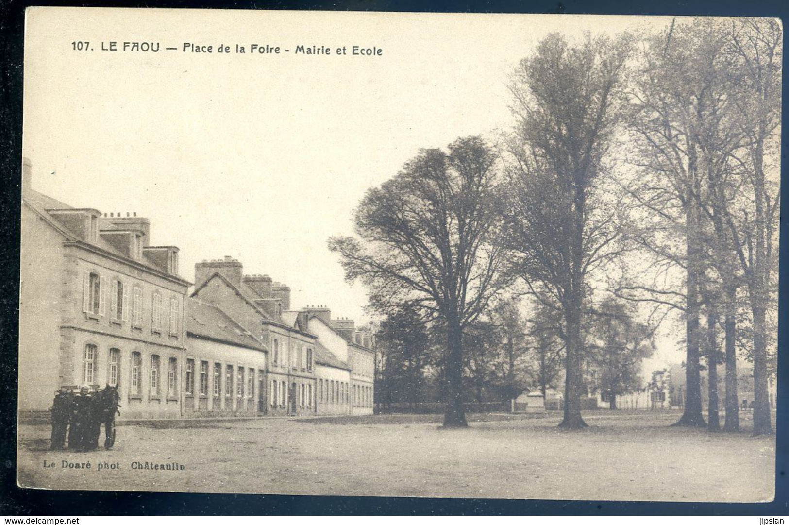 Cpa Du 29 Le Faou -- Place De La Foire -- Mairie Et école  AOUT22-2 - Châteauneuf-du-Faou