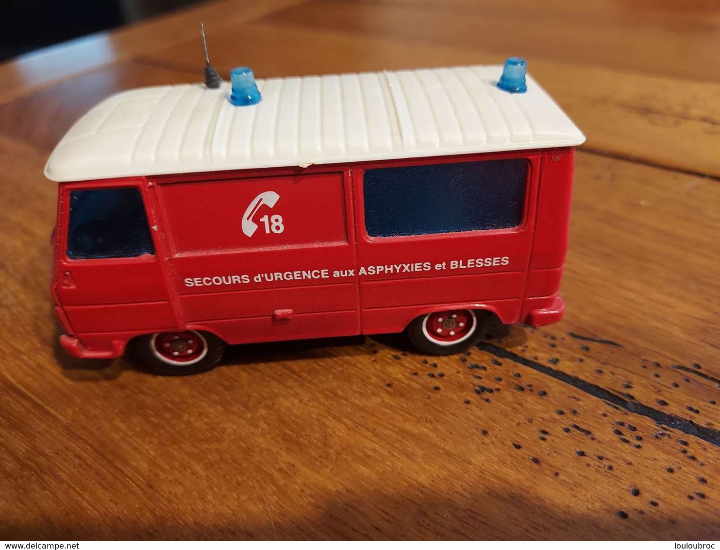 VEHICULE DE POMPIER PEUGEOT J9 SECOURS D'URGENCE AUX ASPHYXIES ET BLESSES  SOLIDO 1/50e - Solido