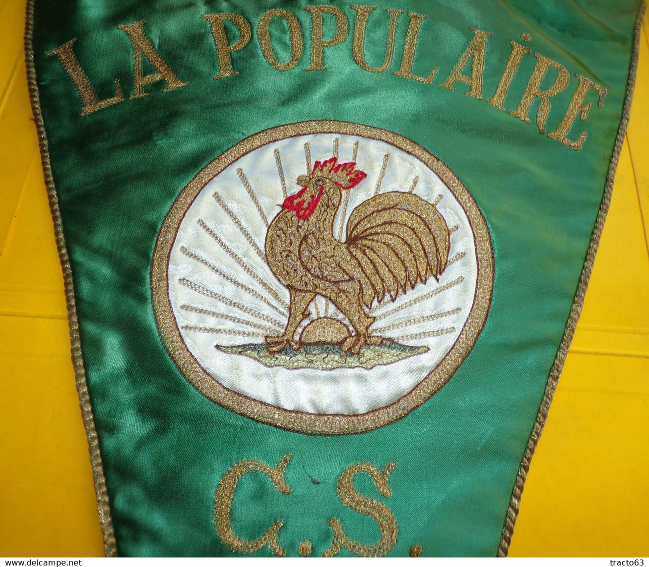 FANION DES ASSURANCES LA POPULAIRE ,FOND VERT AVEC MARQUAGE C.S REGION 14 ,   FABRICATION FRANCAISE AVEC CANETILLE ET TI - Autres & Non Classés