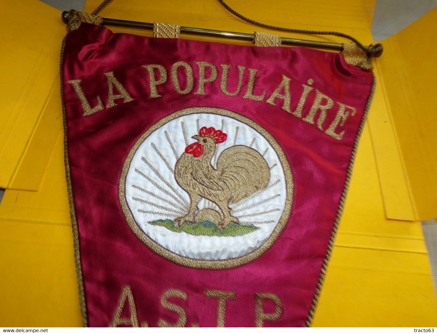 FANION DES ASSURANCES LA POPULAIRE ,FOND MAUVE  AVEC MARQUAGE A.S.T.P ET AGENTS REGION 3  ,   FABRICATION FRANCAISE AVEC - Autres & Non Classés