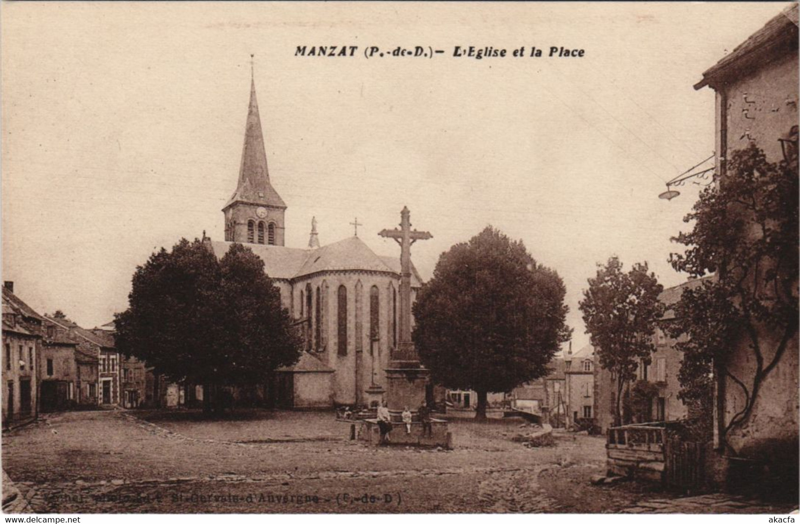 CPA MANZAT L'Eglise Et La Place (1254131) - Manzat