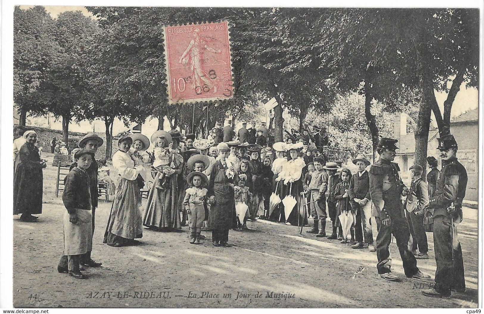 37  AZAY LE RIDEAU  LA PLACE UN JOUR DE MUSIQUE - Azay-le-Rideau