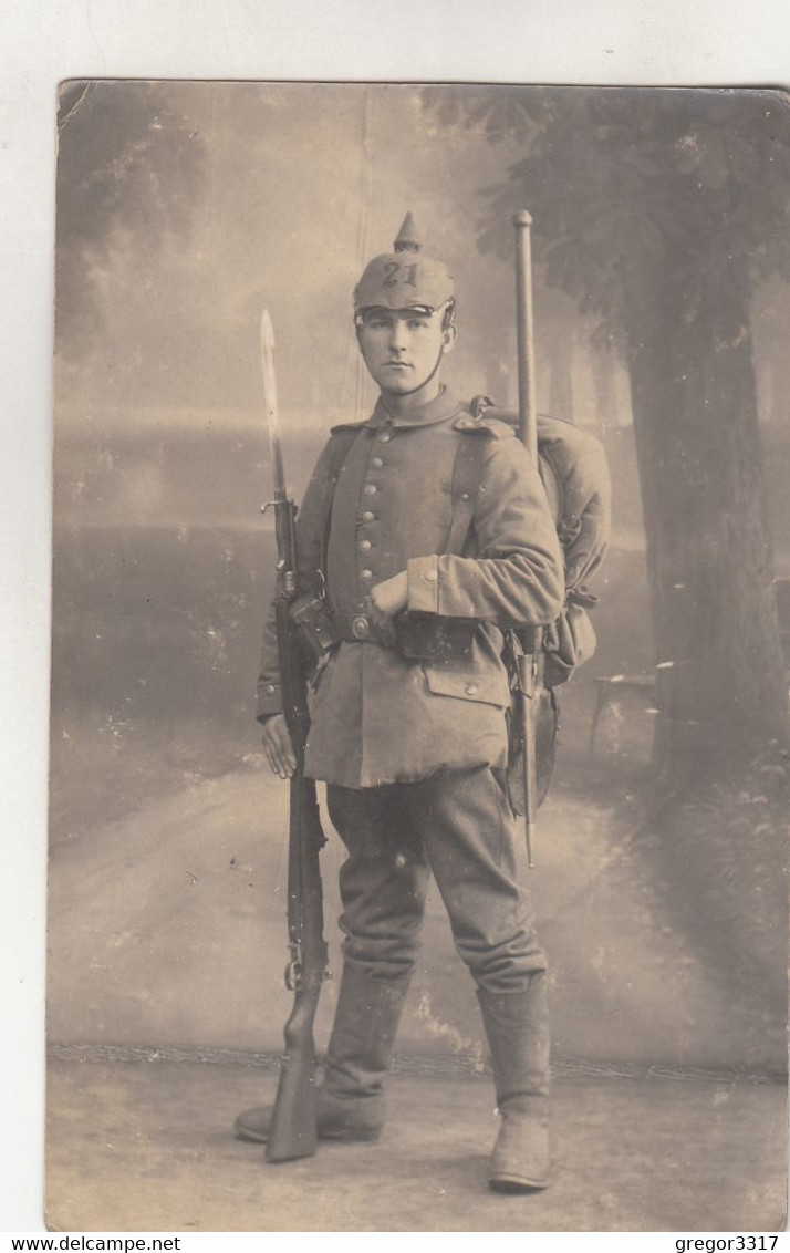 B7423) SOLDAT Mit HELM WAFFE - Rucksack - Stiegeln - Tolle Alte FOTO AK - Karl Brucksch Dresden-Cotto - Warthaerstrasse - Material