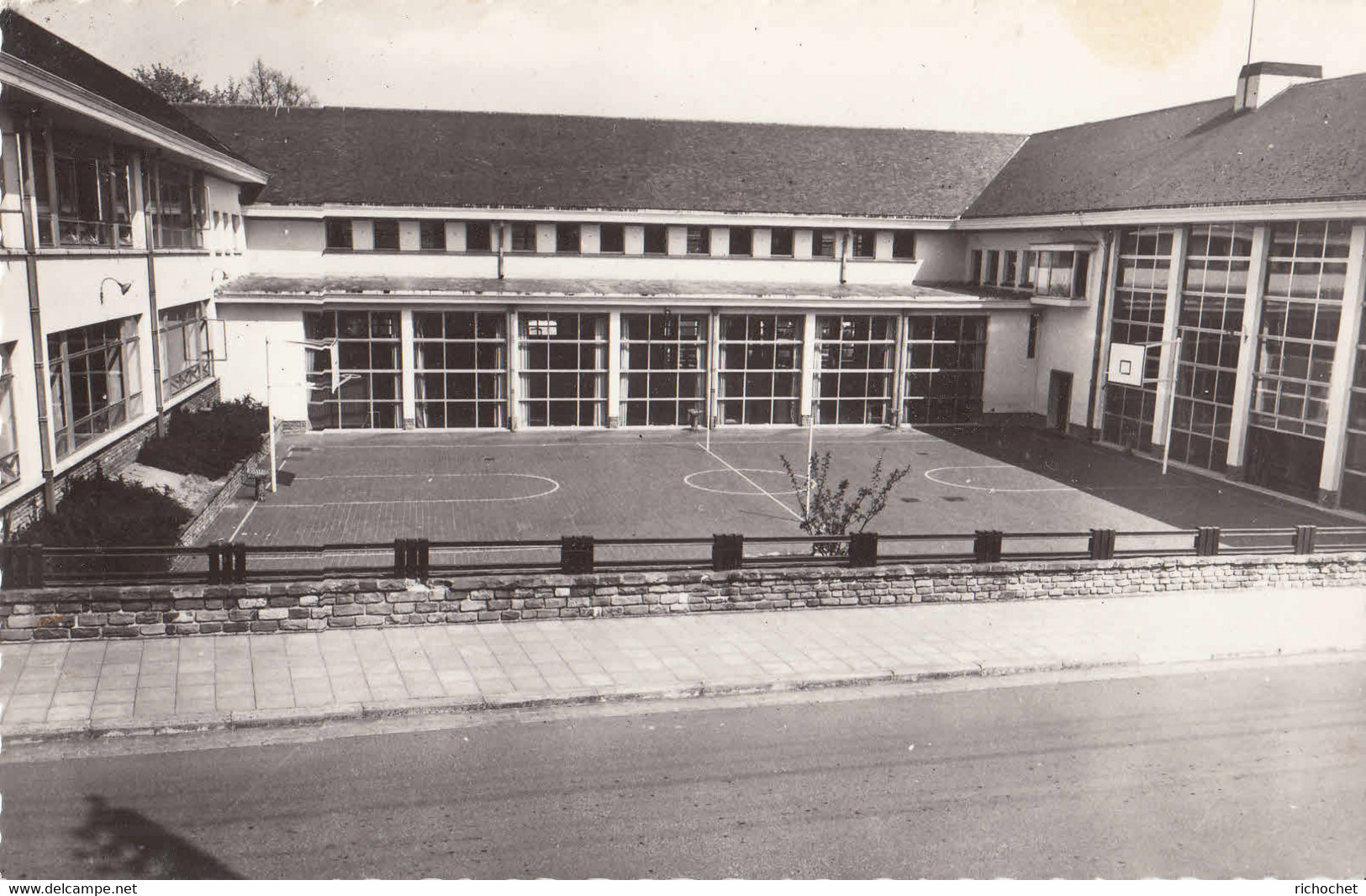 Court-Saint-Etienne - Ecole Technique Provincial Cour De Jeux - Court-Saint-Etienne