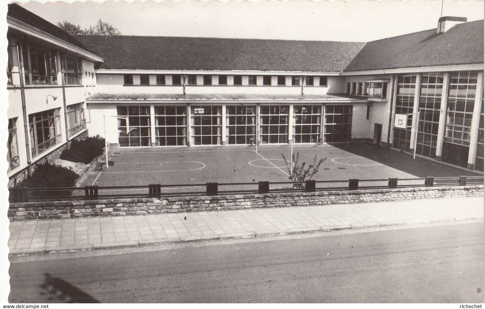 Court-Saint-Etienne - Ecole Technique Provincial Cour De Jeux - Court-Saint-Etienne