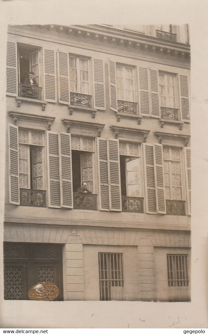 75004 - Rue Rambuteau - Deux Personnes à La Fenêtre De Leur Immeuble En 1911 ( Carte Photo ) - Distretto: 04