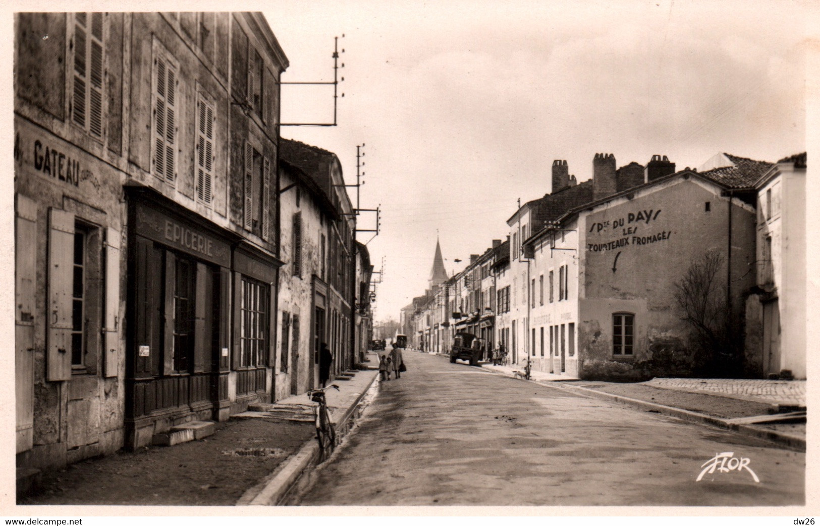 Brioux-sur-Boutonne (Deux Sèvres) La Grande Rue, Commerces - Editions D'Art Flor - Carte N° 4436 - Brioux Sur Boutonne