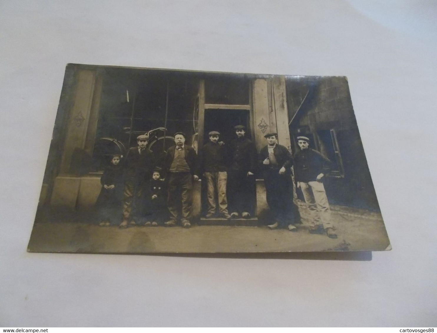 CARTE PHOTO  DEVANTURE D UN MARCHAND DE VELOS  TRES ANIMEES - Photographs