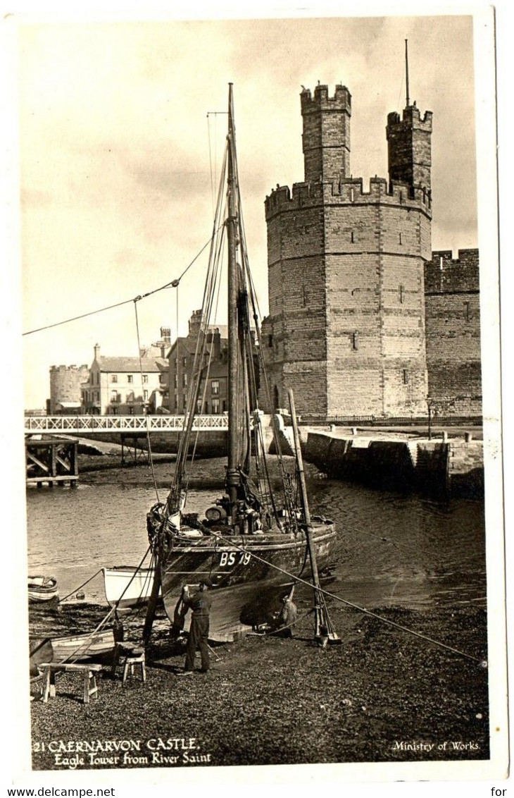 Pays De Galles : Caernarvonshire : Caernarvon Castle : Eagle Tower From River Saint : Bateau - Barque De Pêche : - Caernarvonshire