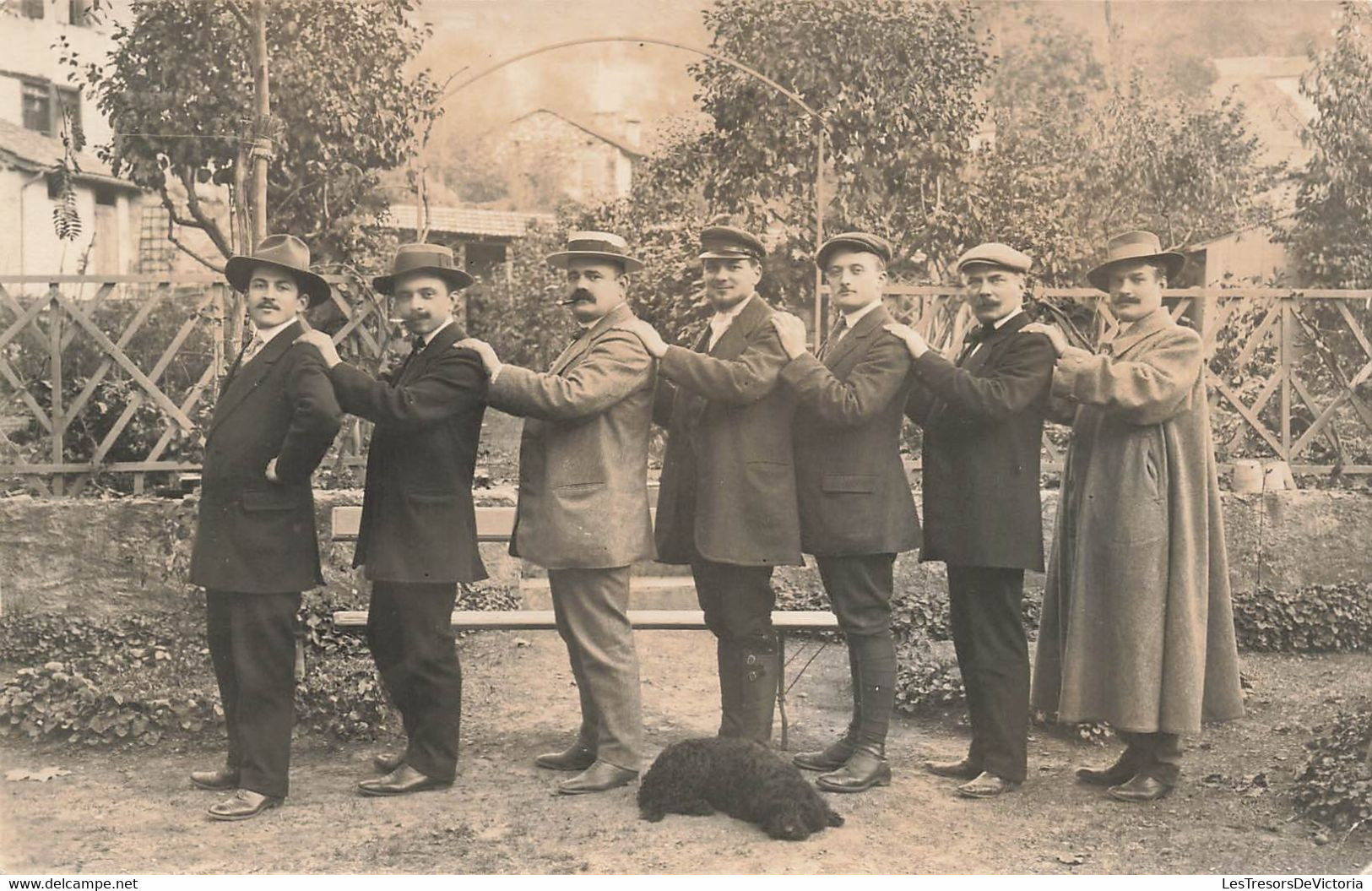 CPA Photographie - Hommes En File Indienne -  Amis Qui Font Une Chenille Dans Un Jardin - Photographie