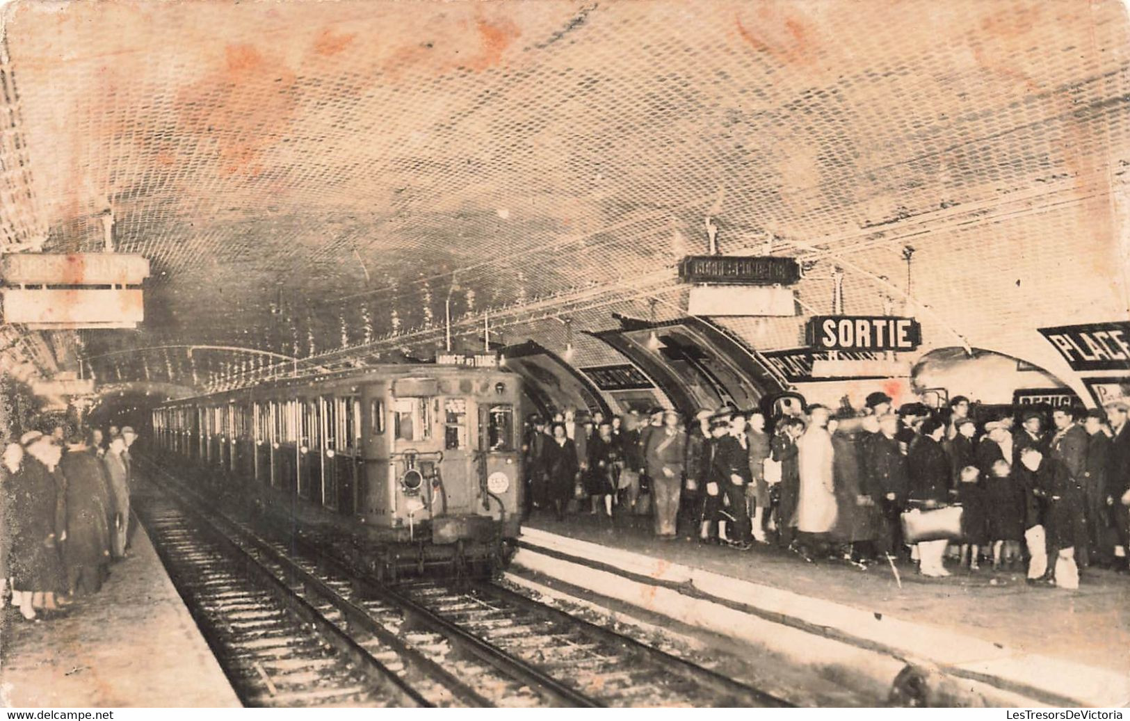 CPA Paris - Le Metropolitain - Station Tres Animée - Pariser Métro, Bahnhöfe