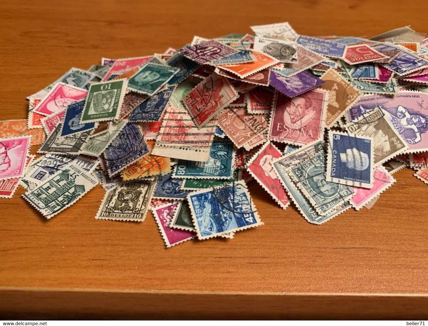 Vrac de centaines de timbres de tout pays et tout état, sans France, ni Monaco, ni Andorre