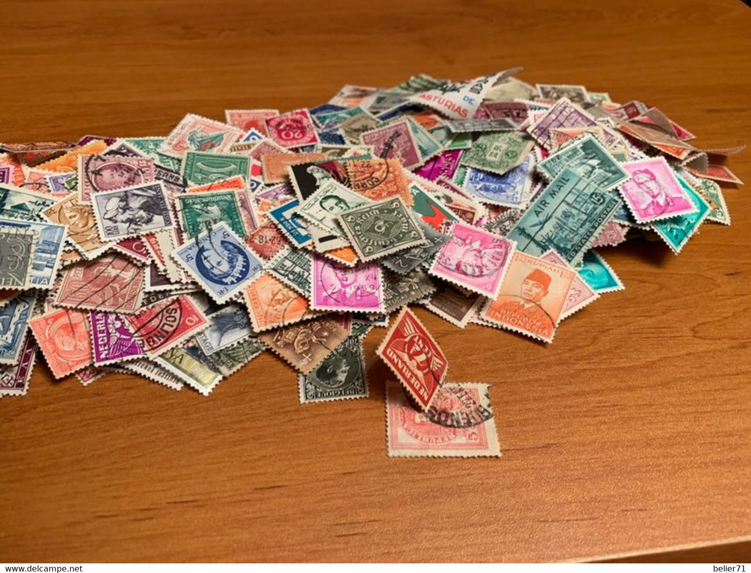 Vrac de centaines de timbres de tout pays et tout état, sans France, ni Monaco, ni Andorre
