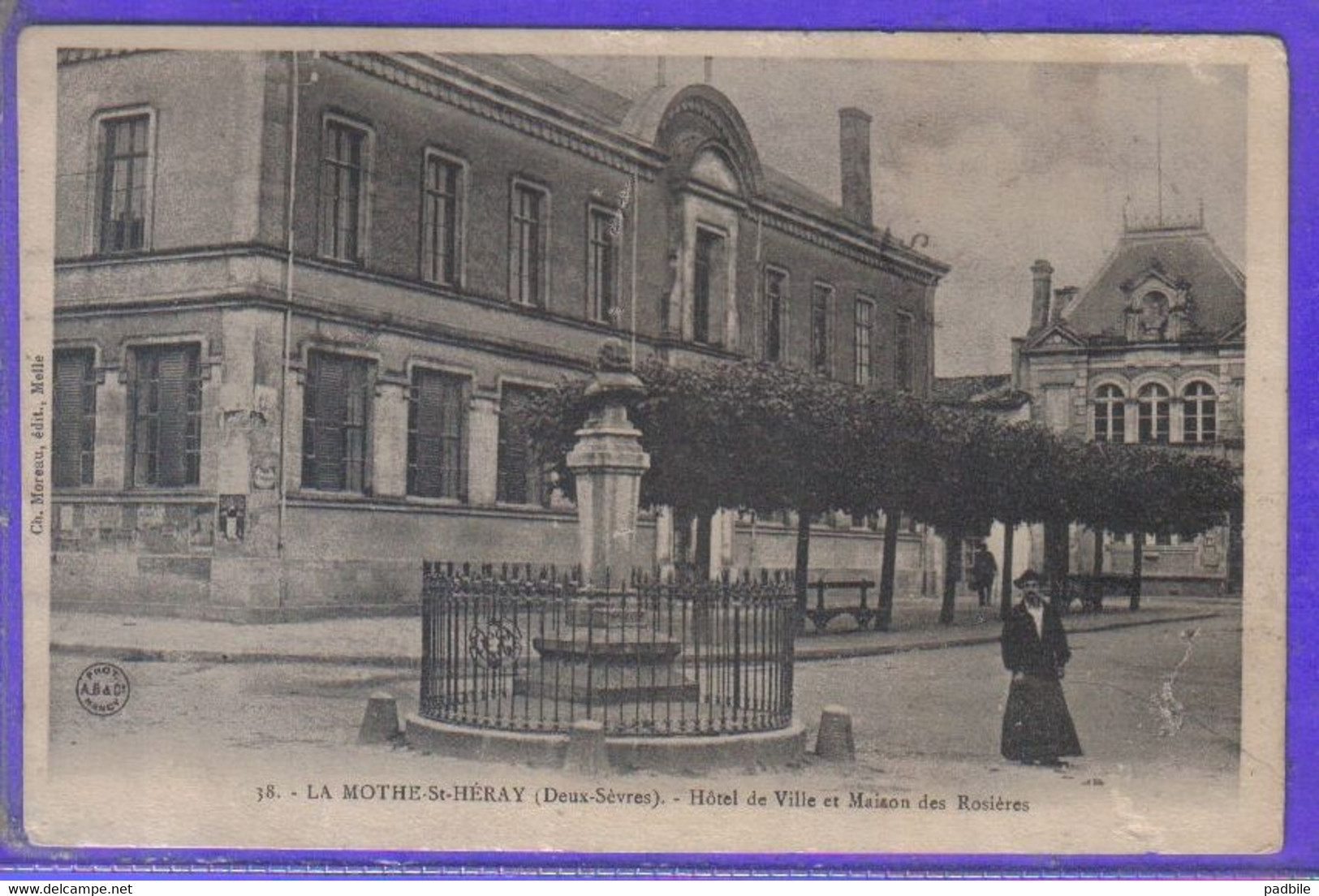 Carte Postale 79. La Mothe-Saint-Héray  Hotel De Ville Et Maison Des Rosières  Très Beau Plan - La Mothe Saint Heray