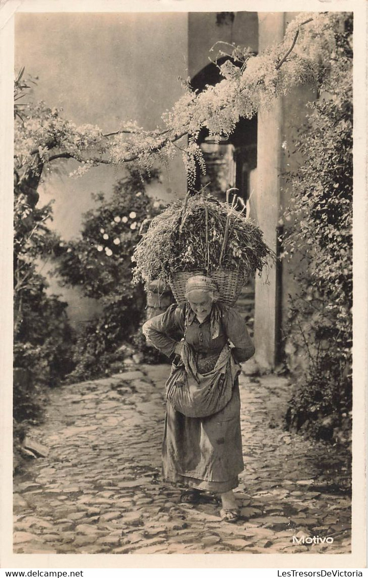 CPA Femme Agée Avec Une Hotte Chargée De Paille - Edition Photoglob - Paysanne - Cultures