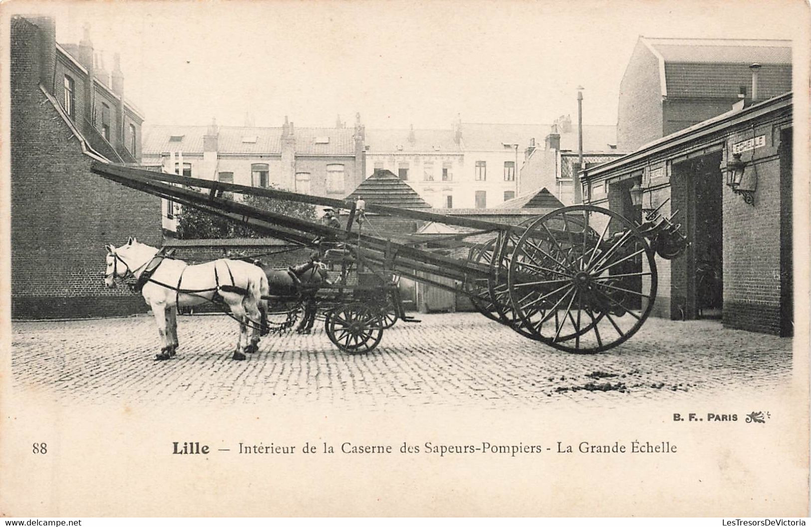 CPA Lille - Interieur De La Caserne Des Sapeurs Pompiers - La Grande Echelle - Feuerwehr