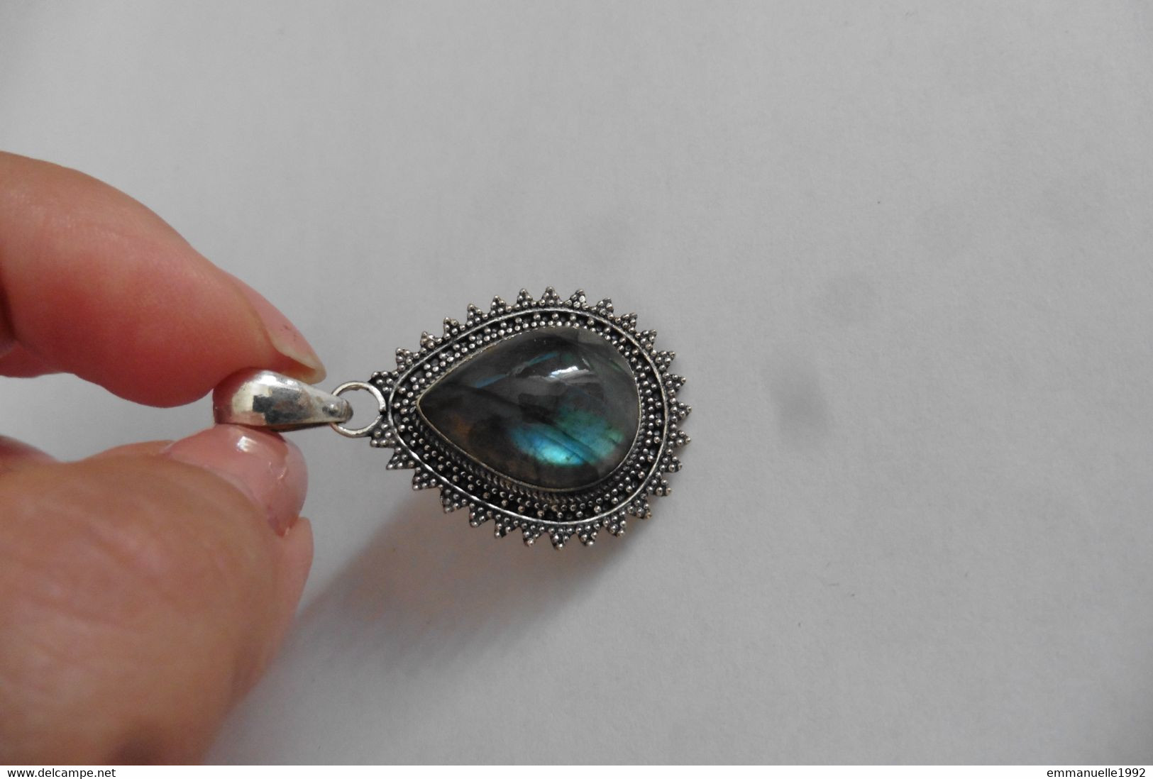 Neuf - Pendentif En Argent 925 Ciselé Serti D'une Superbe Labradorite Bleue Forme Goutte D'eau - Pendants