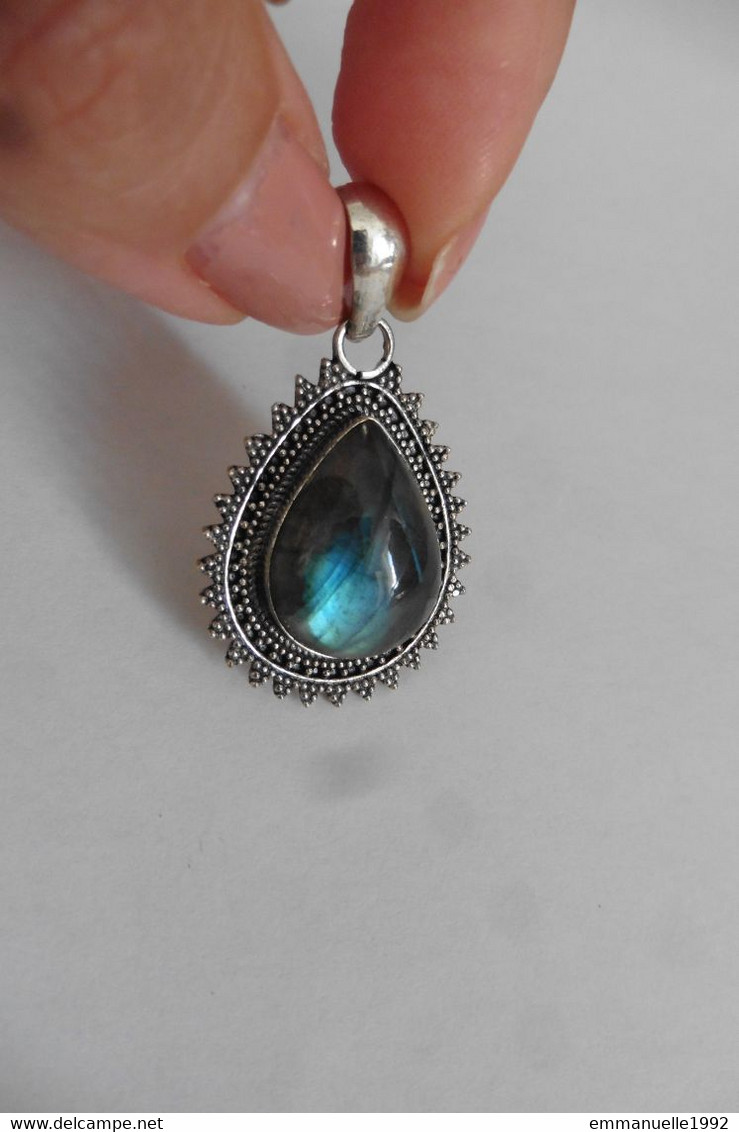 Neuf - Pendentif en argent 925 ciselé serti d'une superbe labradorite bleue forme goutte d'eau