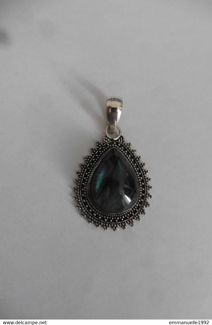 Neuf - Pendentif en argent 925 ciselé serti d'une superbe labradorite bleue forme goutte d'eau