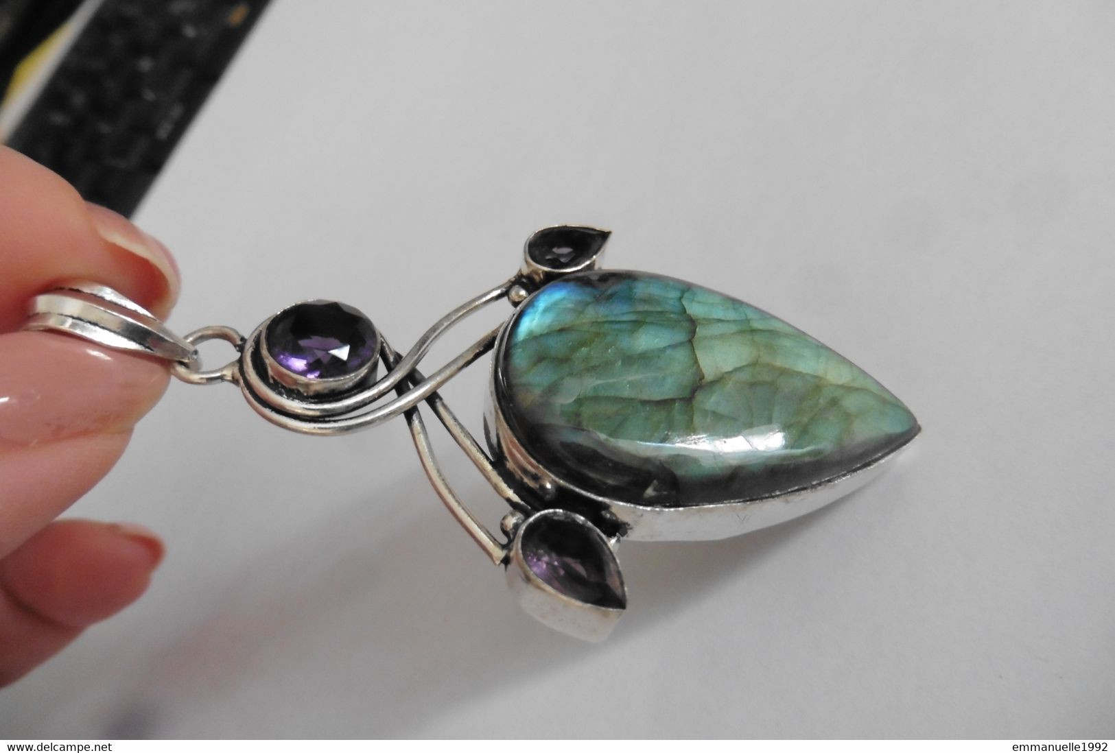 Neuf - Grand pendentif en argent 925 style Art Nouveau serti grosse labradorite et améthystes