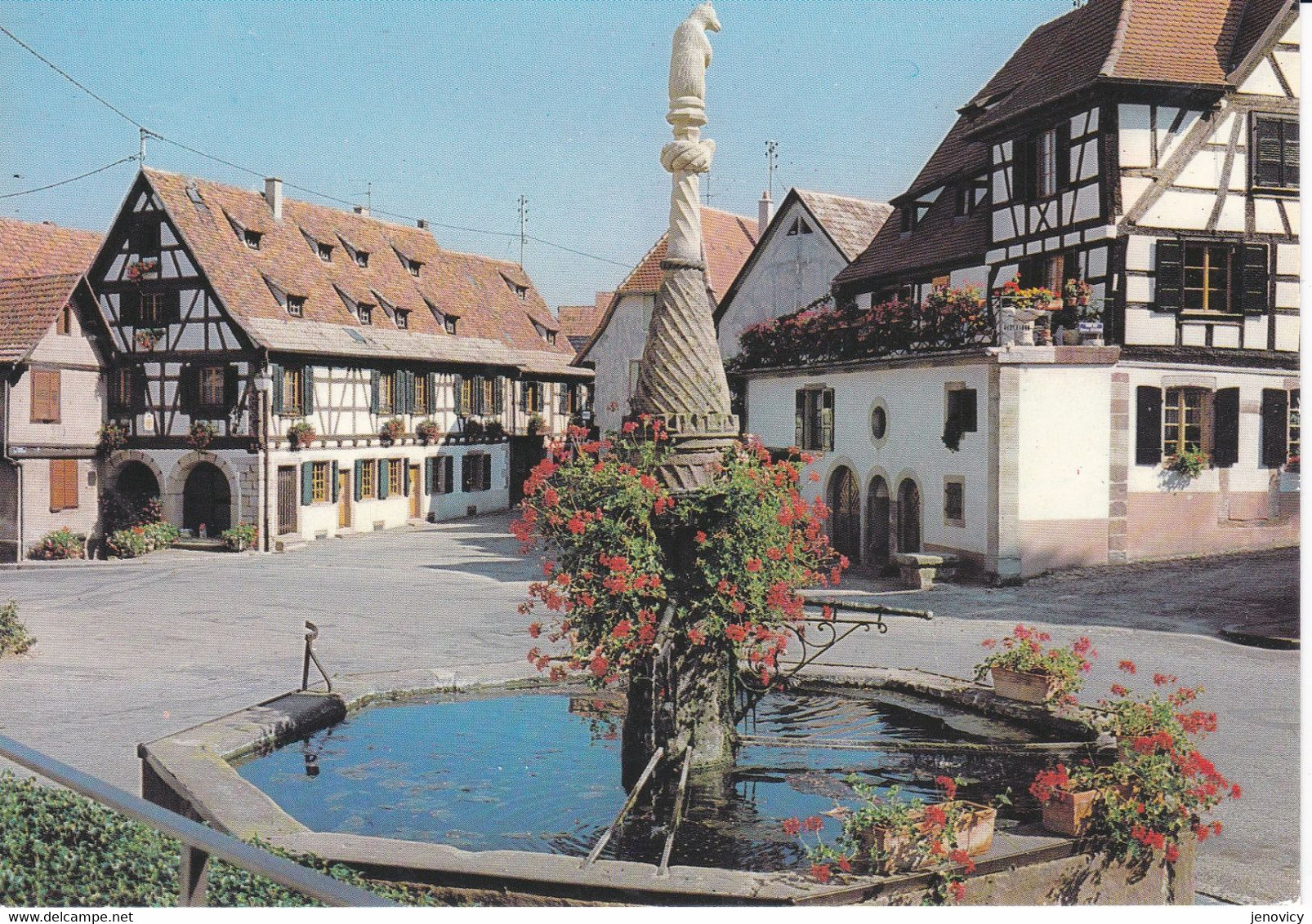 DAMBACH LA VILLE PLACE DU MARCHE AVEC SA FONTAINE   REF 77163 - Dambach-la-ville