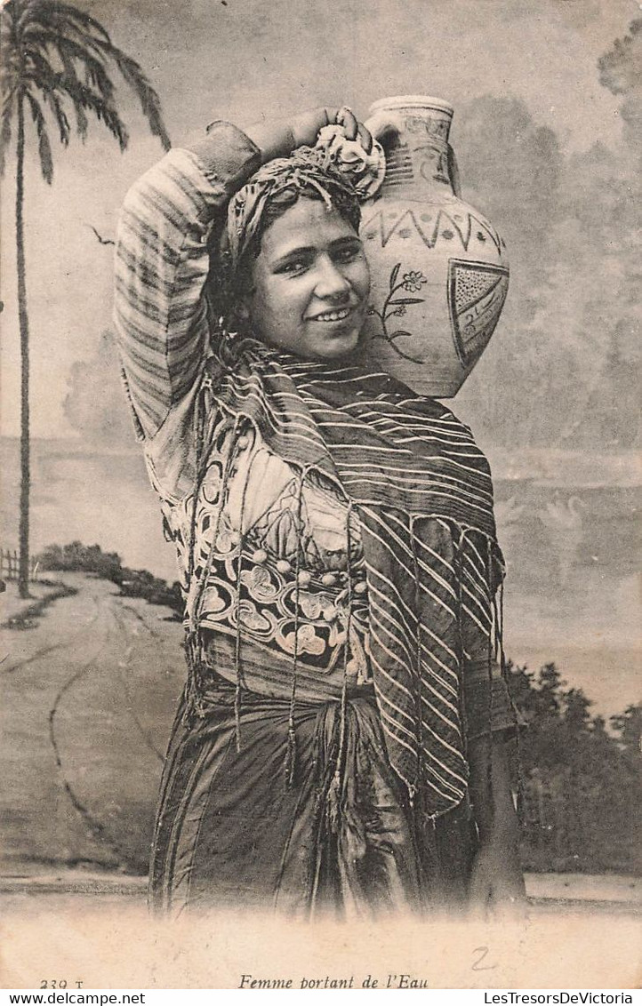 CPA Femme Portant De L'eau - Femme Avec Une Grande Cruche Sur L'epaule - - Frauen