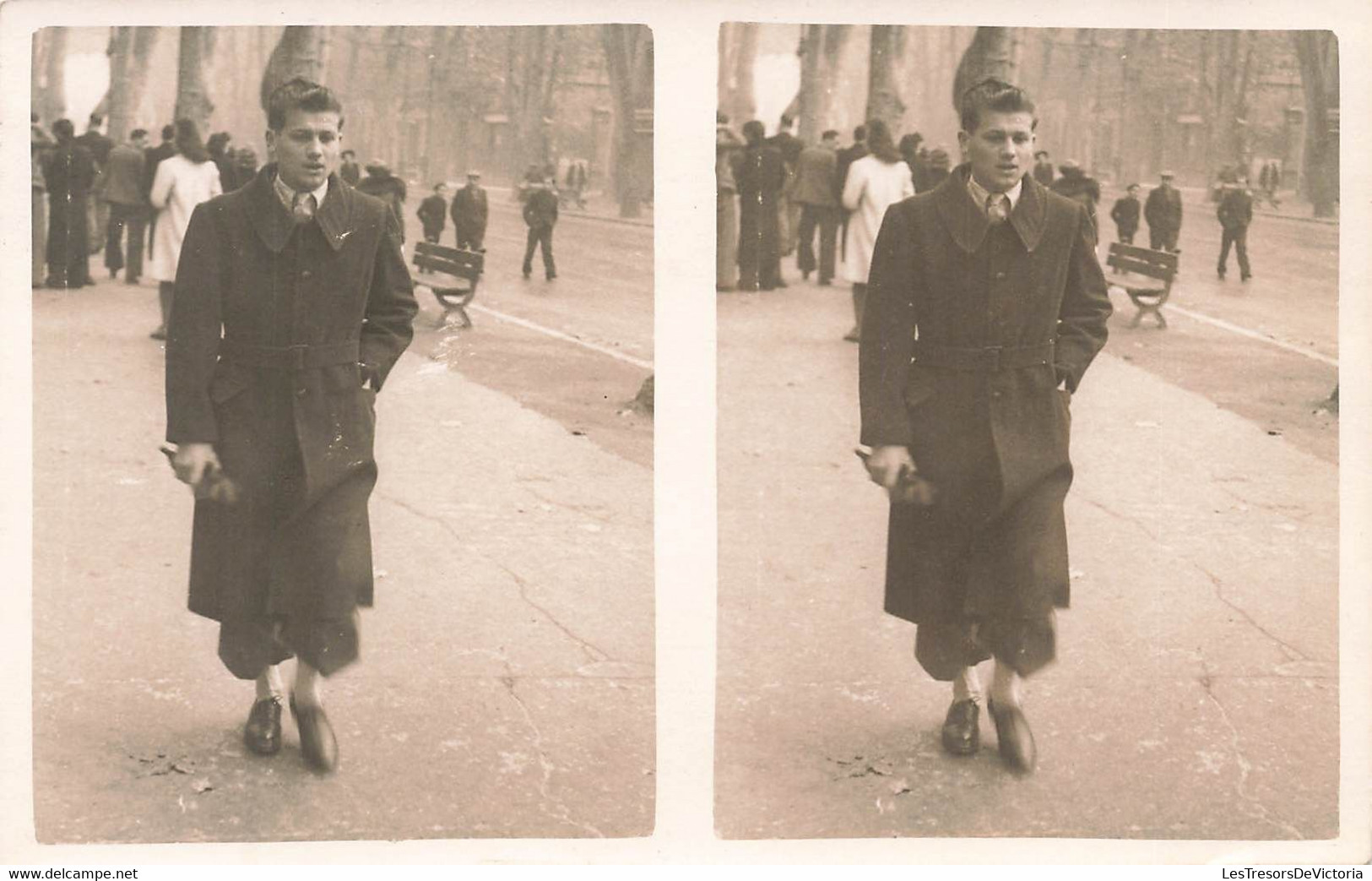 CPA Photographie Stereoscopique - Jeune Homme Marchant Dans La Rue Avec Un Grand Manteau Long - Stereoscopische Kaarten