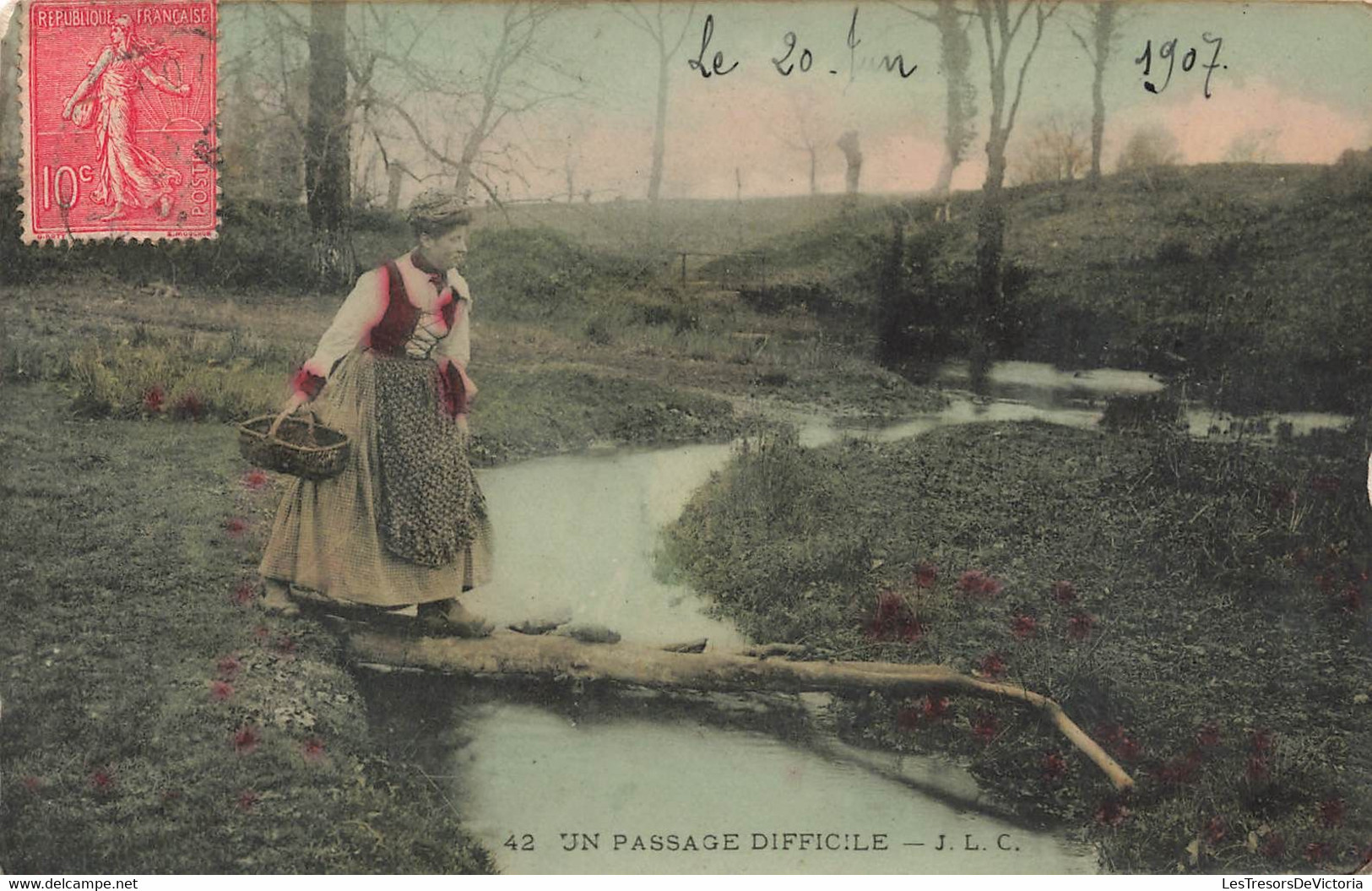 CPA Femme Traversant Une Riviere Sur Un Bout De Bois - Un Passage Difficile - Frauen