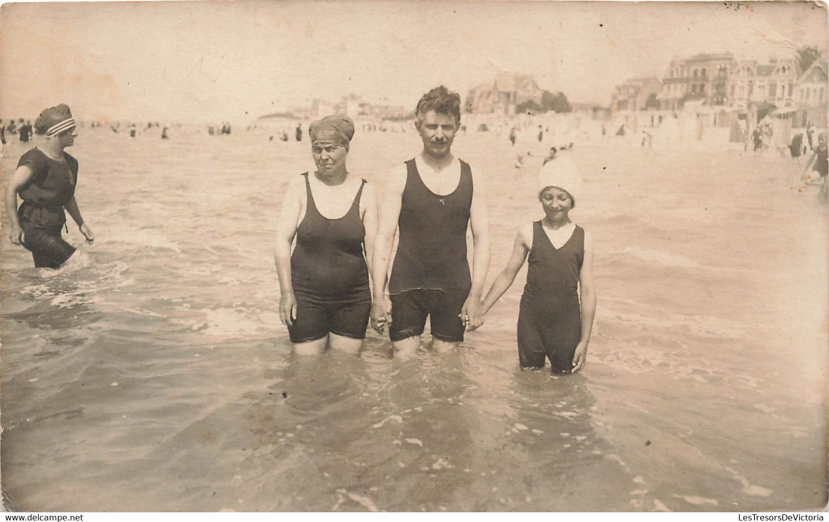 CPA Photo - Famille En Combinaison De Bain Dans La Mer - Maillot De Bain - - Photographie