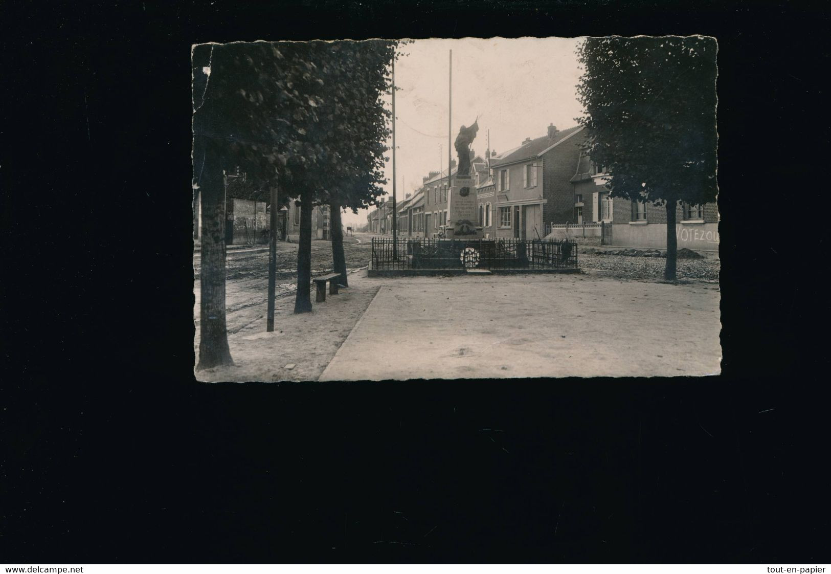 CPSM - 80 - Beuvraignes Le Monument Aux Morts - Voyagée 1949 - Beuvraignes