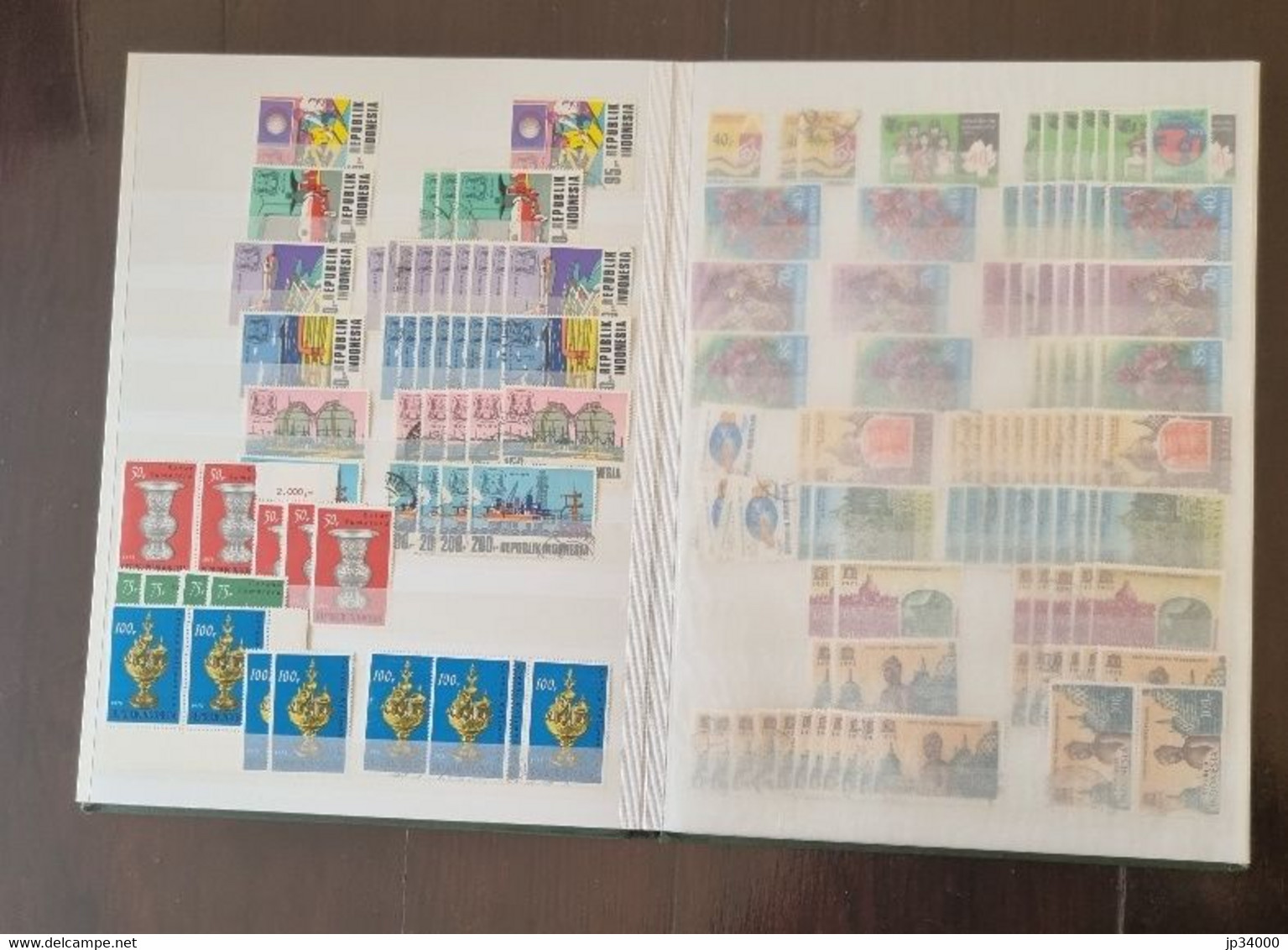 Collection de Timbres D'INDONESIE dans un bel ALBUM DE TIMBRES 32 pages Fond blanc. bel état