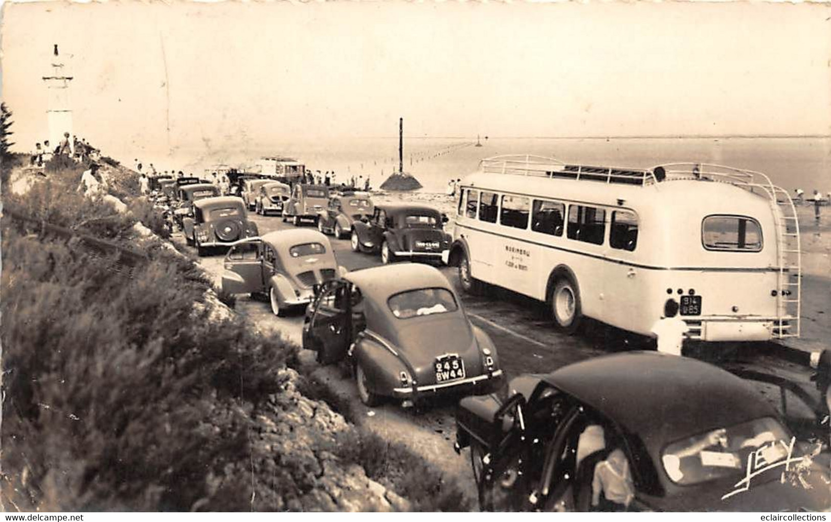 Noirmoutier   85      En Attendant Que Le Gois Se Découvre..Citröen. 2 CV Traction..Renault  4 Cv        (voir Scan) - Noirmoutier