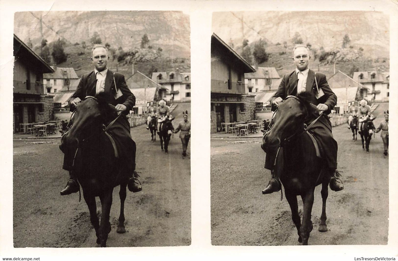 CPA Stereoscopique D'un Homme A Cheval Suivi Par Des Anes - Photographie - Stereoscopische Kaarten