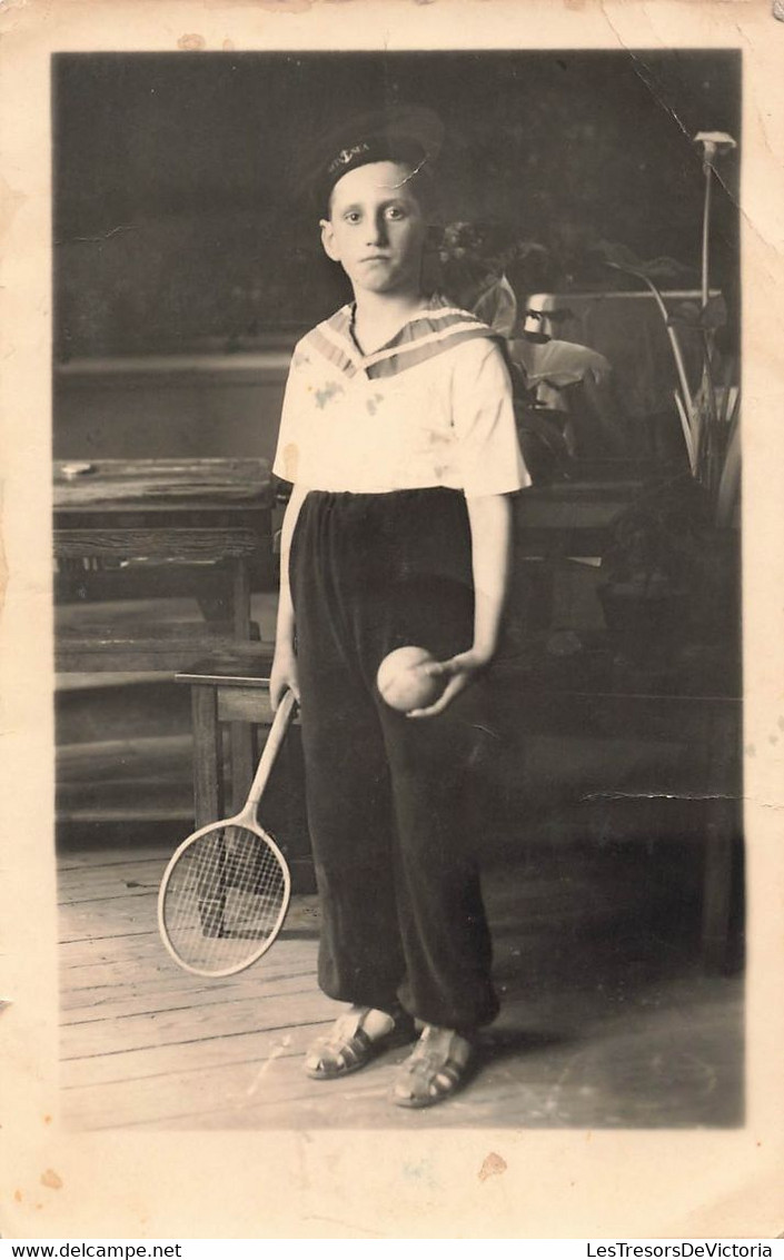 CPA Photo Sport - Photographie D'un Jeune Garçon Avec Une Balle Et Une Raquette - Tennis - Photographie