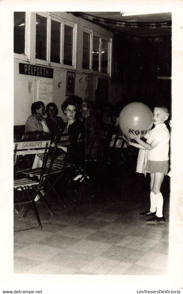 CPA Photographie - Petit Garçon Avec Un Ballon Marque Monet - Pelforth - Wiel's - Restaurant - Photographie