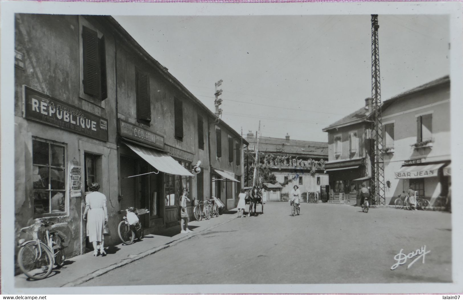 C. P. A. : 64 : LE BOUCAU : Place Du Colonel Fabien, "La Nouvelle République", "Bar Jean", Animé - Boucau