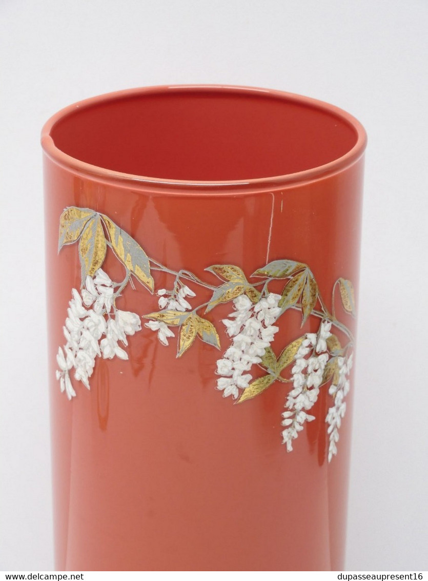 *JOLI VASE ROULEAU VERRE PEINT DE COULEUR ROUGE Décor Glycines Sur Le Haut XXe   E - Vasi