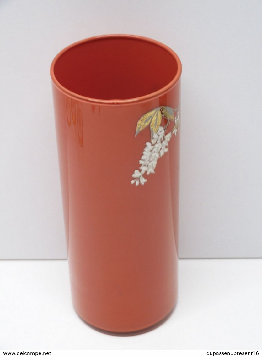 *JOLI VASE ROULEAU VERRE PEINT DE COULEUR ROUGE décor glycines sur le haut XXe   E