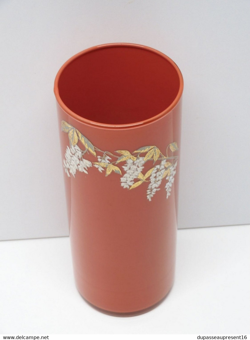 *JOLI VASE ROULEAU VERRE PEINT DE COULEUR ROUGE décor glycines sur le haut XXe   E