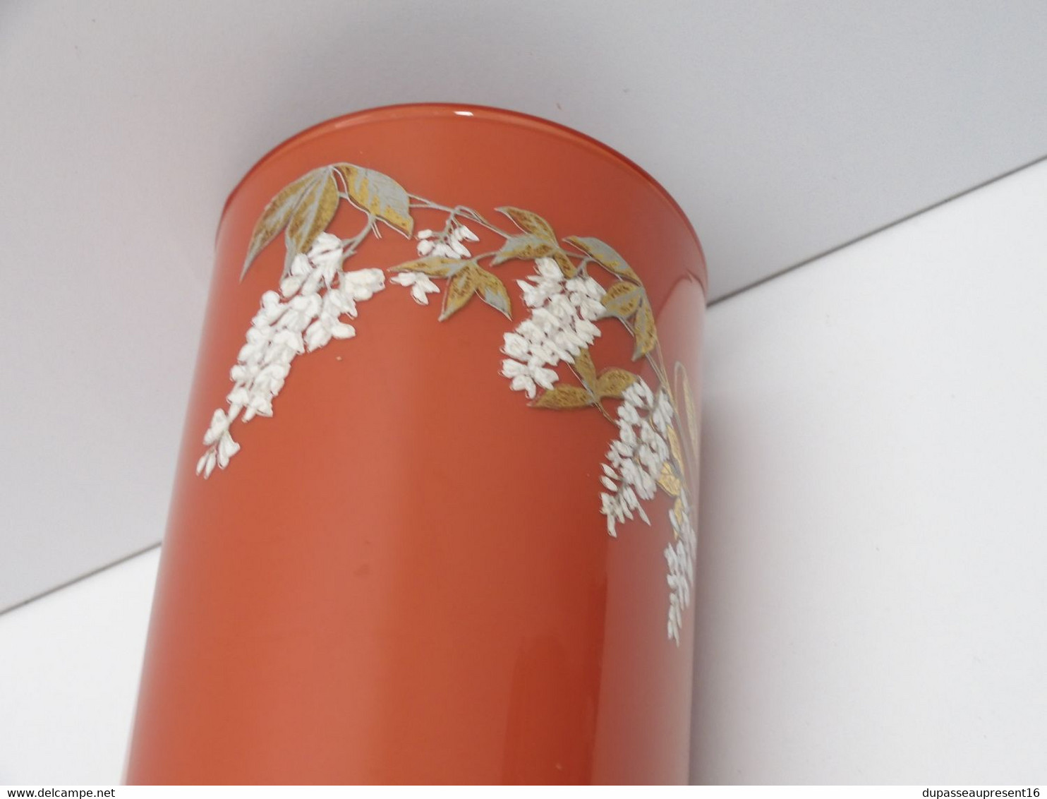 *JOLI VASE ROULEAU VERRE PEINT DE COULEUR ROUGE décor glycines sur le haut XXe   E